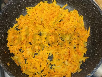 Kopūstų kotletai su keptu svogūnu ir morkomis Žingsnis 2