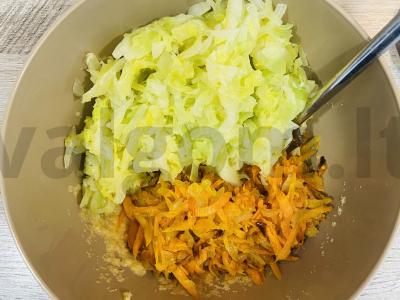 Kopūstų kotletai su keptu svogūnu ir morkomis Žingsnis 5