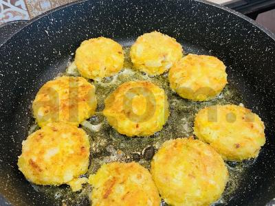 Kopūstų kotletai su keptu svogūnu ir morkomis Žingsnis 8