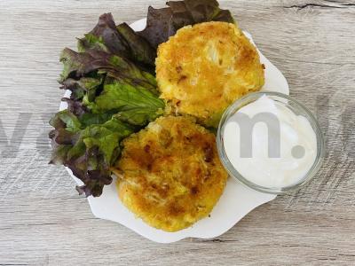 Kopūstų kotletai su keptu svogūnu ir morkomis pagrindine nuotrauka