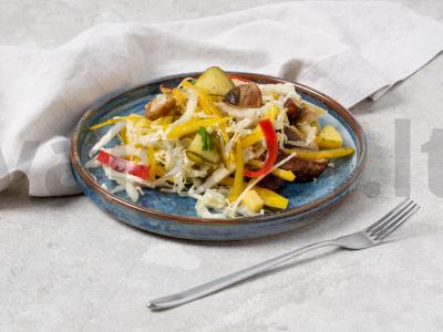 Vegetariškas salotas su Pekino kopūstu ir grybais pagrindine nuotrauka