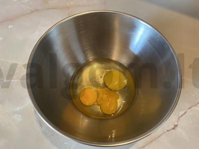 Sūrio blynai su grietine Žingsnis 1