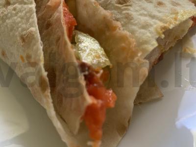 Trikampiai su raudona žuvimi ir agurku pagrindine nuotrauka