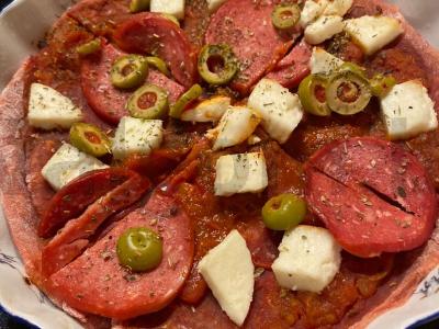 Rožinė pica su burokėlių sultimis pagrindine nuotrauka