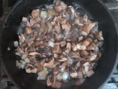 Sultinga vištienos krūtinėlė su grybais ir pomidorais po sūriu Žingsnis 2