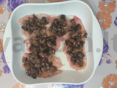 Sultinga vištienos krūtinėlė su grybais ir pomidorais po sūriu Žingsnis 3