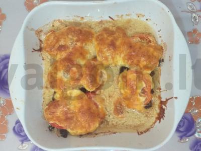 Sultinga vištienos krūtinėlė su grybais ir pomidorais po sūriu pagrindine nuotrauka