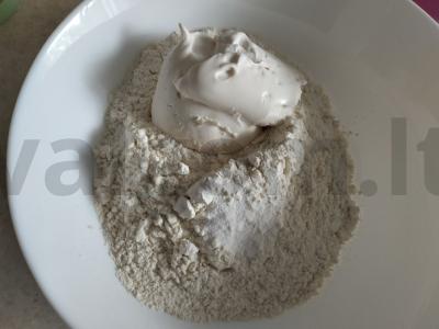 Grietinės ir vyšnių pyragas iš kvietinių miltų Žingsnis 1