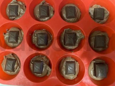 Pieniniai keksiukai su šokolado gabaliukais ir kakava Žingsnis 4