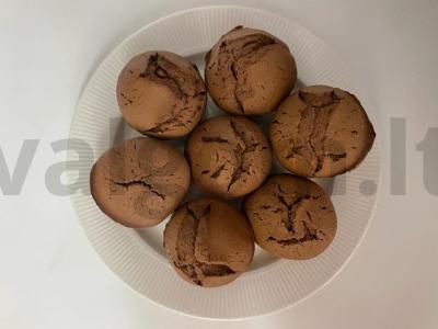 Pieniniai keksiukai su šokolado gabaliukais ir kakava pagrindine nuotrauka