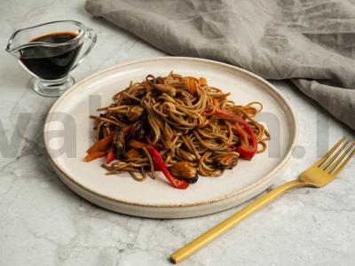 Soba su midijomis ir daržovėmis pagrindine nuotrauka