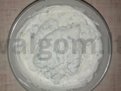 Aštrus grietinės ir majonezo padažas su česnaku pagrindine nuotrauka