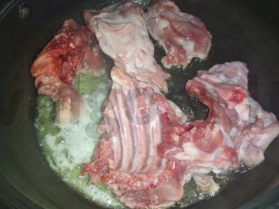 Troškintas triušis su salierais ir ryžiais Žingsnis 1