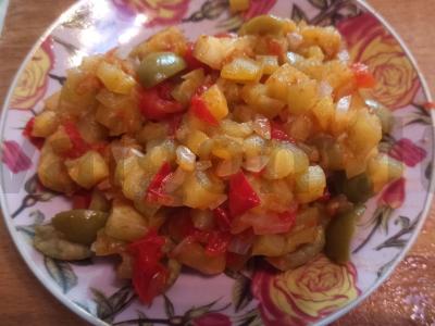 Troškintas baklažanas su alyvuogėmis pagrindine nuotrauka