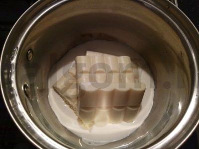 Balta ir puri tortas „Rafaello“ su migdolais ir grietinėlės kremu Žingsnis 1