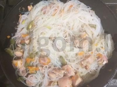 Stikliniai makaronai funčozos su vištiena ir žaliąja pupelių pagrindine nuotrauka