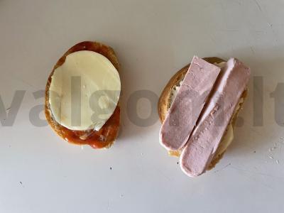 Traškus karštas sumuštinis elektrinėje grilyje su mocarelos sūriu Žingsnis 4