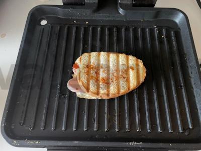 Traškus karštas sumuštinis elektrinėje grilyje su mocarelos sūriu Žingsnis 6