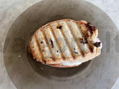 Traškus karštas sumuštinis elektrinėje grilyje su mocarelos sūriu pagrindine nuotrauka