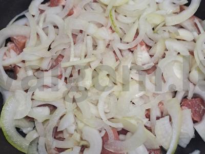 Bulvės su mėsa, daržovėmis ir sūriu Žingsnis 3