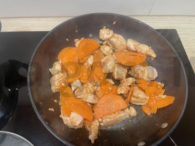 Udon makaronai su Pad Thai padažu, vištiena ir daržovėmis Žingsnis 3