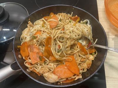 Udon makaronai su Pad Thai padažu, vištiena ir daržovėmis Žingsnis 5