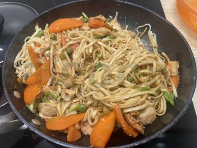 Udon makaronai su Pad Thai padažu, vištiena ir daržovėmis pagrindine nuotrauka