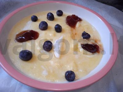 Pieninė košė su polenta, braškių uogiene, kiviu ir mėlynėmis Žingsnis 5