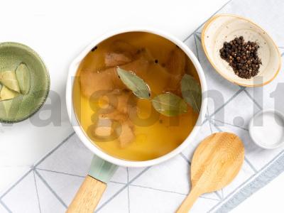 Šaltiena iš kalakutienos filė su jautienos blauzda Žingsnis 2