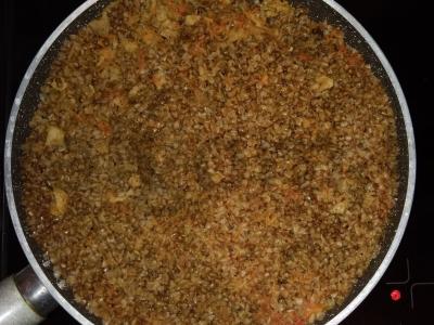 Grikių košė su kiauliena ir daržovėmis pagrindine nuotrauka