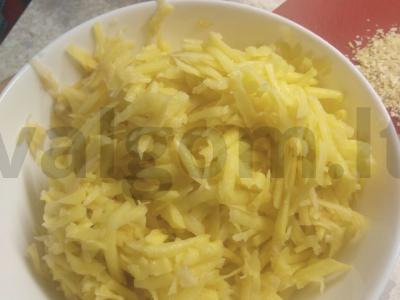 Labai skanūs bulviniai blynai su grybais Žingsnis 1