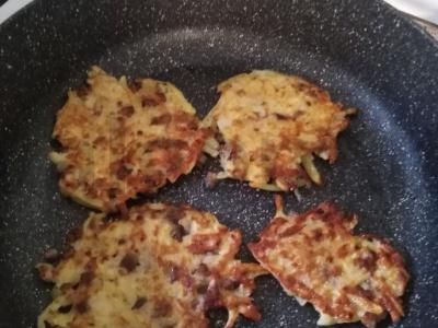 Labai skanūs bulviniai blynai su grybais pagrindine nuotrauka