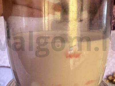 Pieninis kokteilis „Malonus“ su abrikosu ir vyšniomis Žingsnis 2