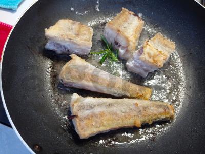 Menkių filė su karamelizuotais svogūnais Žingsnis 2