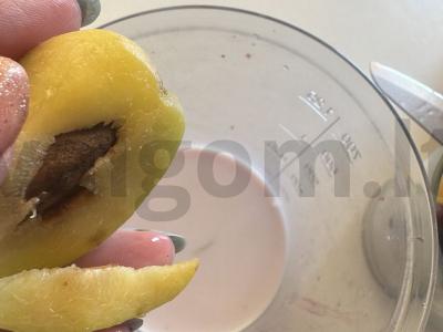 Pieninis kokteilis „Malonus“ su abrikosu ir vyšniomis Žingsnis 3