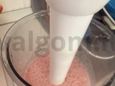 Pieninis kokteilis „Malonus“ su abrikosu ir vyšniomis Žingsnis 4