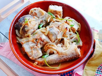 Menkių filė su karamelizuotais svogūnais pagrindine nuotrauka