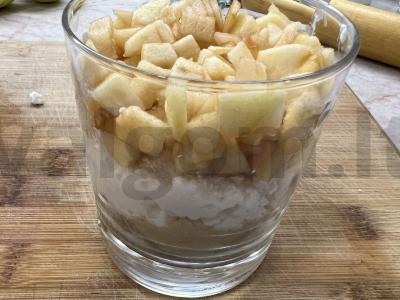 Obuolių desertas su sausainiais stiklinėje Žingsnis 3