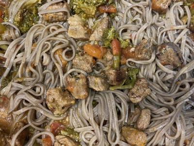 Soba su jautiena ir daržovėmis pagrindine nuotrauka