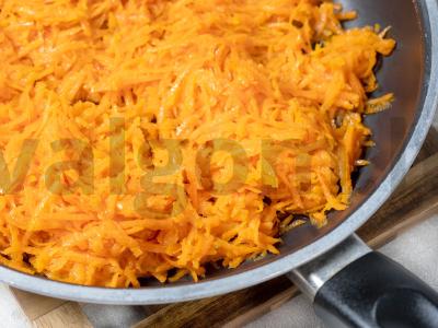 Morkų apkepas su manų kruopomis Žingsnis 1