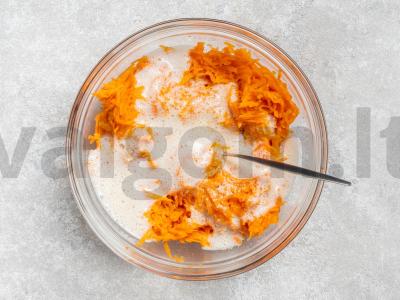 Morkų apkepas su manų kruopomis Žingsnis 3