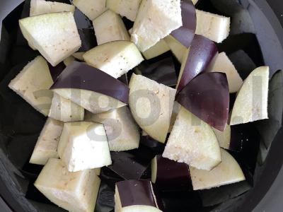 Salotos su baklažanais saldžiarūgščiu padažu Žingsnis 1