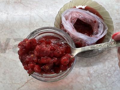 Vitamininis uogų gėrimas iš raudonųjų serbentų Žingsnis 2