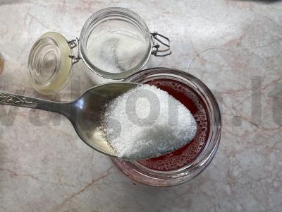 Vitamininis uogų gėrimas iš raudonųjų serbentų Žingsnis 3