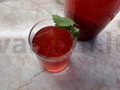 Vitamininis uogų gėrimas iš raudonųjų serbentų pagrindine nuotrauka