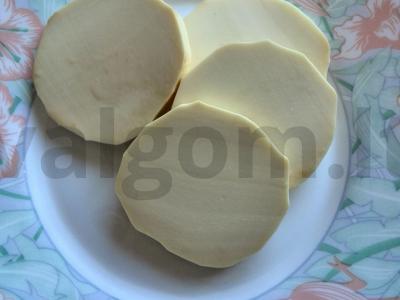 Salotas su dešrainiu sūriu, pomidoru ir baziliku Žingsnis 1