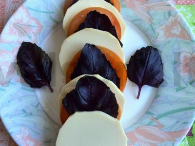 Salotas su dešrainiu sūriu, pomidoru ir baziliku Žingsnis 3