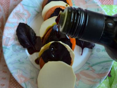 Salotas su dešrainiu sūriu, pomidoru ir baziliku Žingsnis 4