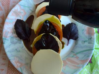 Salotas su dešrainiu sūriu, pomidoru ir baziliku Žingsnis 5