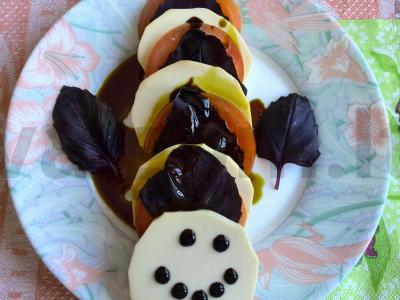 Salotas su dešrainiu sūriu, pomidoru ir baziliku pagrindine nuotrauka